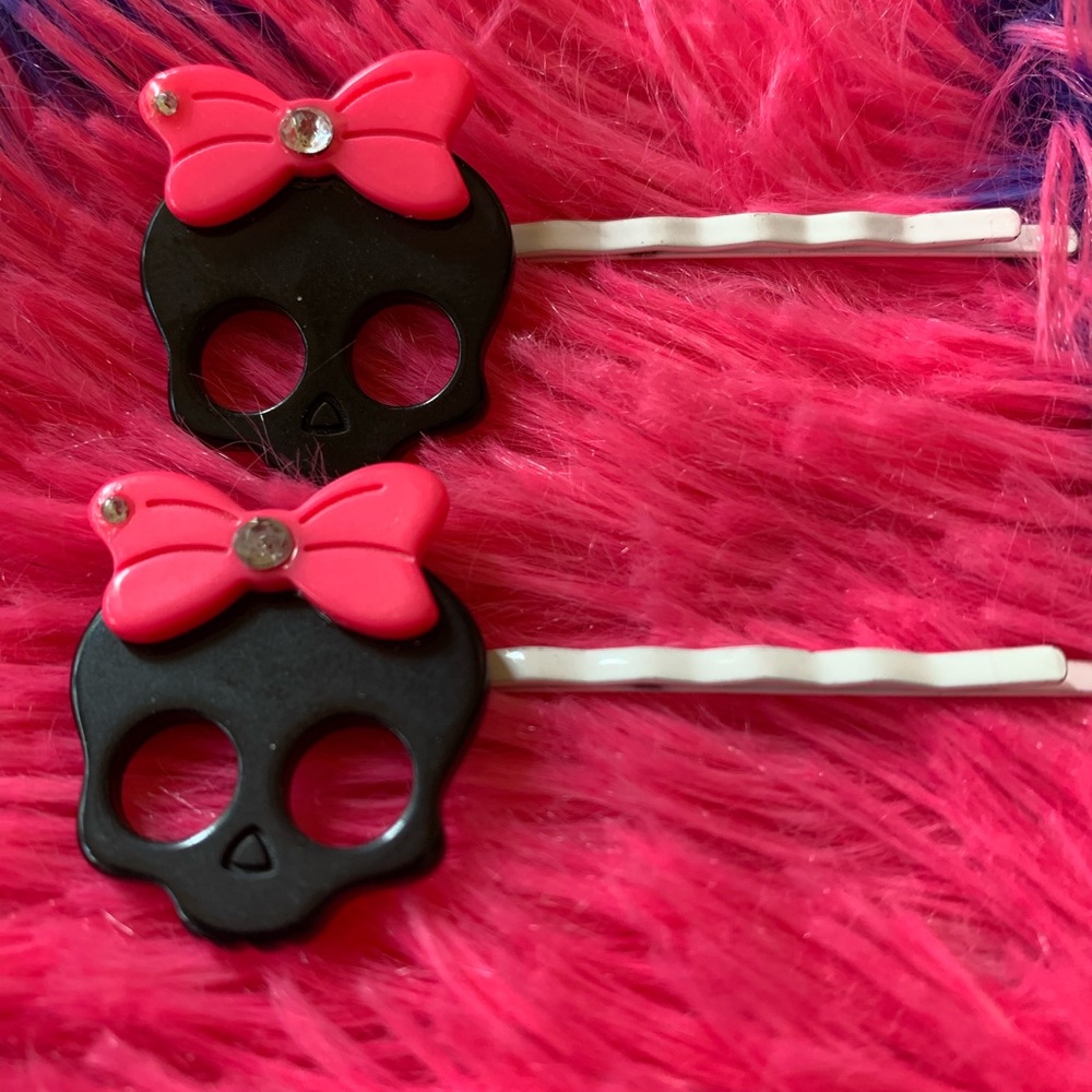 Monster Girl Skull With Bow Bobby Pins